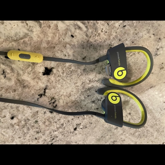 Beats by Dre wireless ear hook headphone w/case and charging cable neon green - Picture 5 of 6